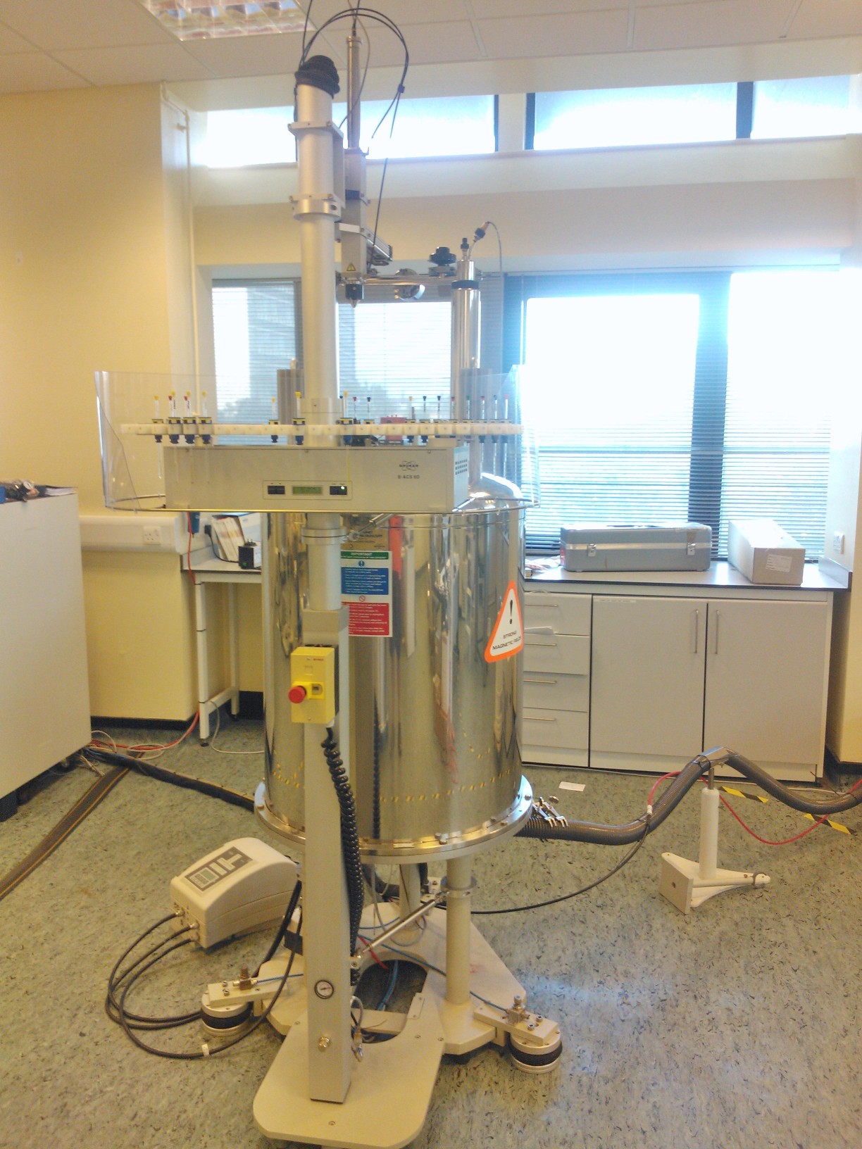AVI400 NMR Spectrometer